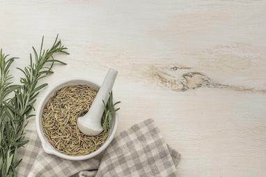 رزماری خشک و عملکرد موثر در جلوگیری از ریزش مو | خواص، روش مصرف و نکات مهم